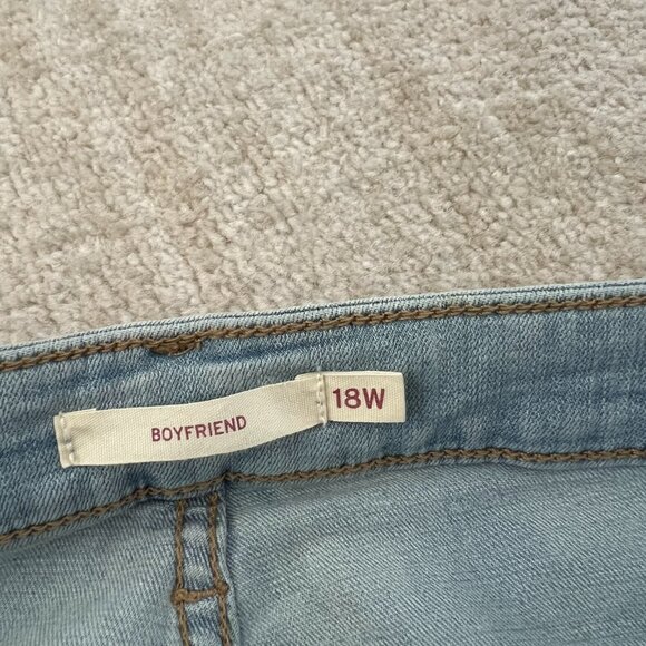 NWT New Levi’s Boyfriend Light Wash Blue Jeans 18W - Picture 2 of 12